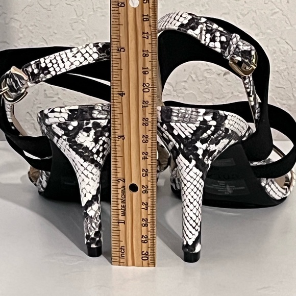 Unisa black & white snake skin strappy versatile heeled sandals. Size 8M - Picture 8 of 9